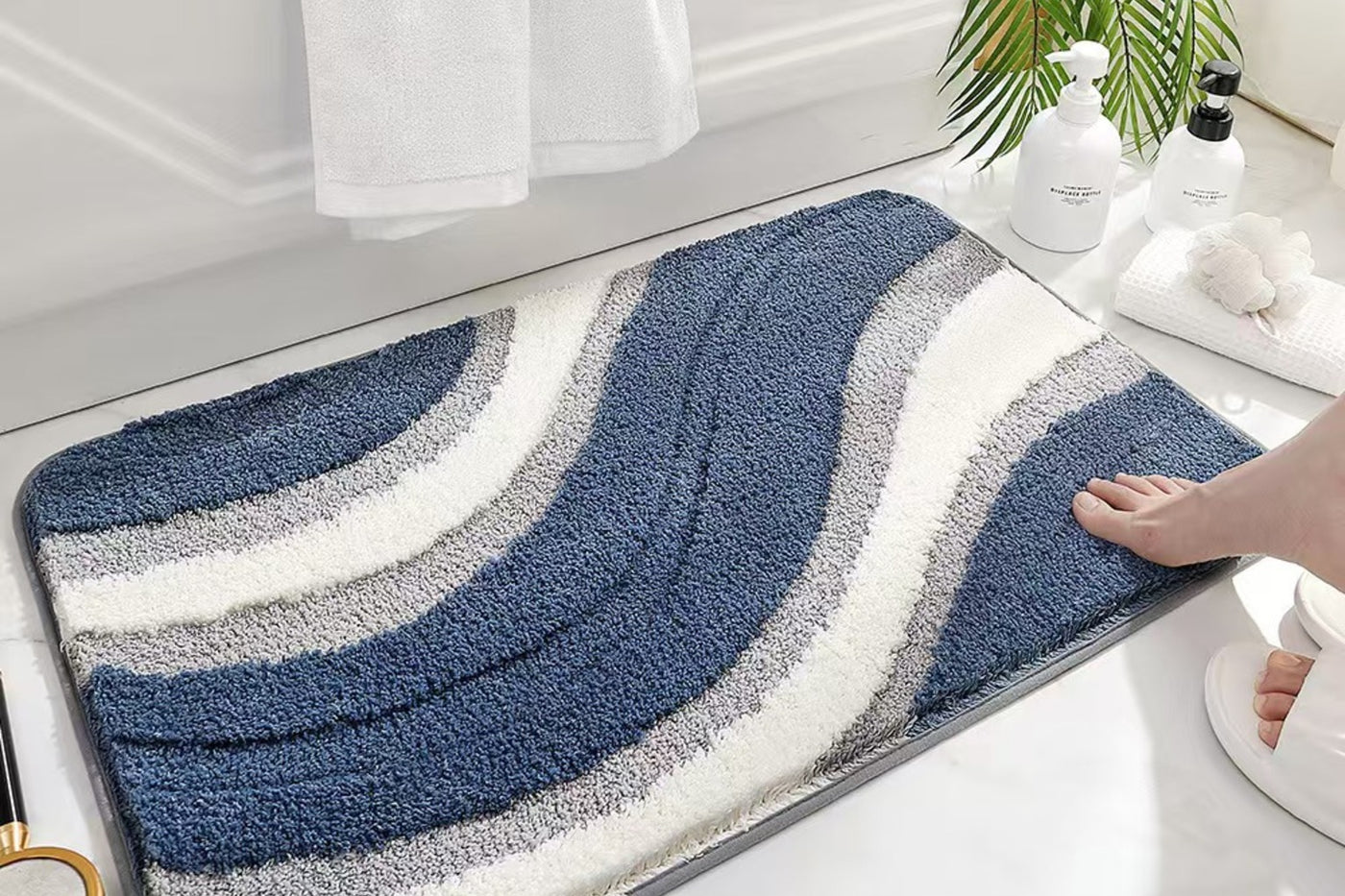Navy Arc Drift bath mat with curved blue bands
