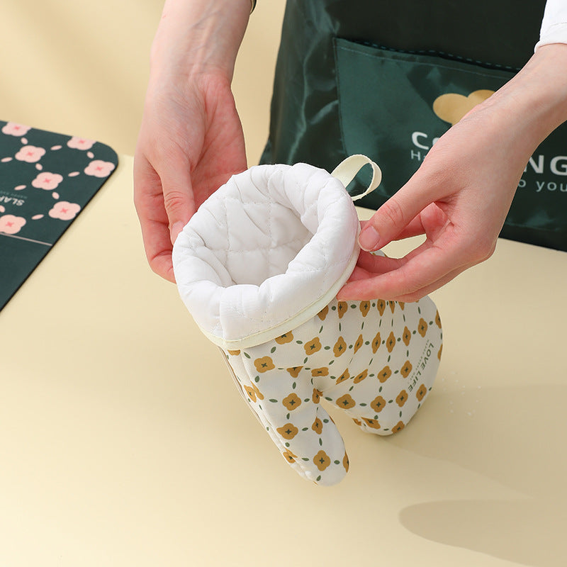 HeatGuard quilted cotton oven mitts — view 2
