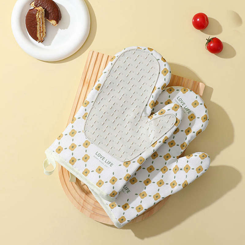 HeatGuard quilted cotton oven mitts — view 9